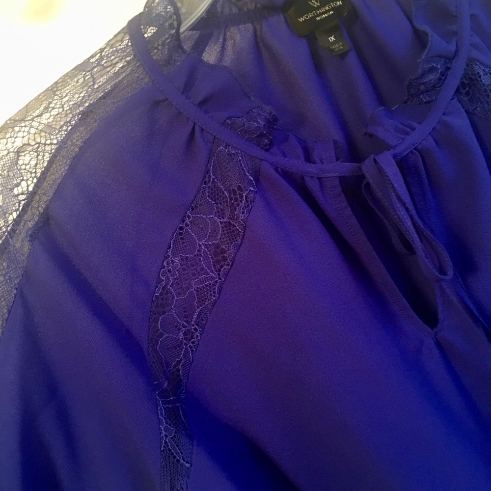 Beautiful blue long sleeve top w/lace detail